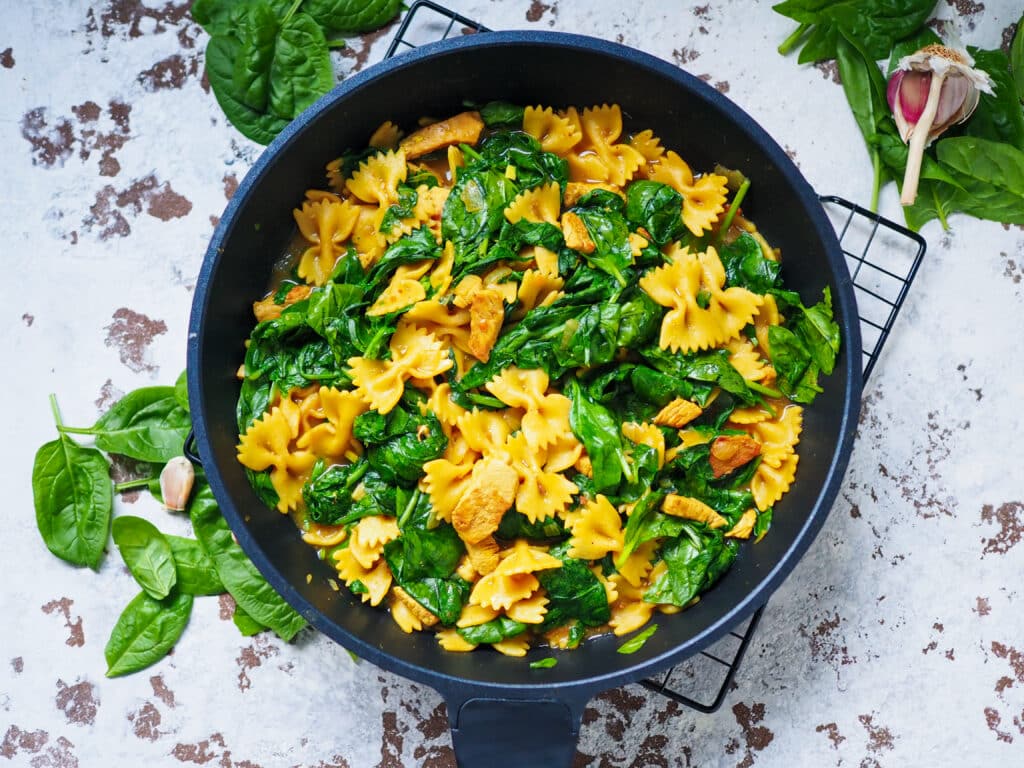 One Pot Pasta mit Blattspinat und Hähnchen